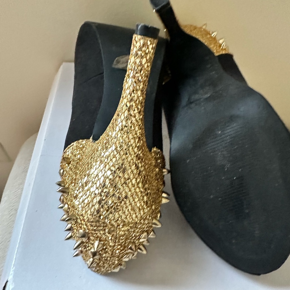 Elegant Black and Gold Studded Heels - Picture 4 of 6